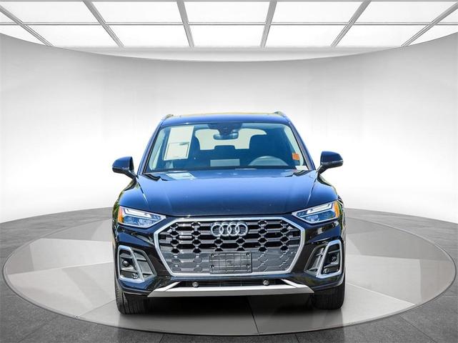 Photo of 2022 Mythos Black Metallic Audi Q5