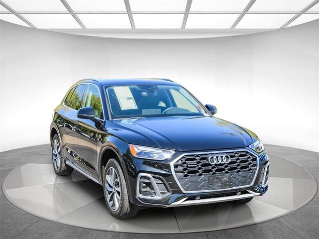 Photo of 2022 Mythos Black Metallic Audi Q5