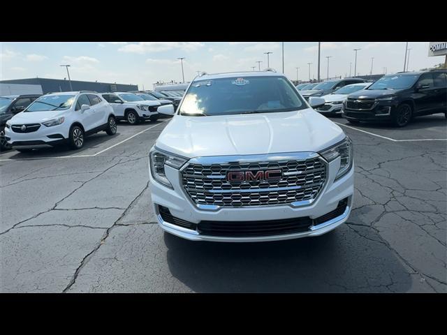 Photo of 2024 White Frost Tricoat GMC Terrain