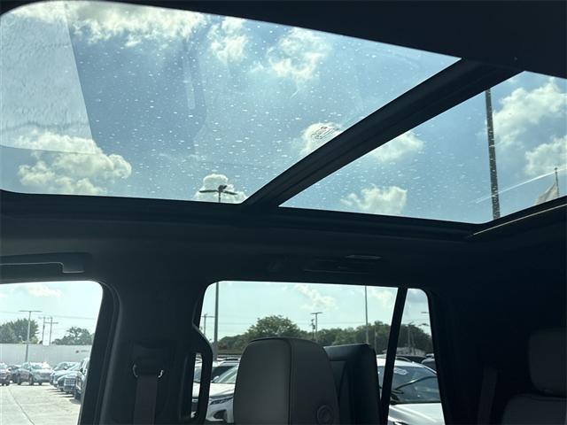 Photo of 2021 White Frost Tricoat GMC Yukon