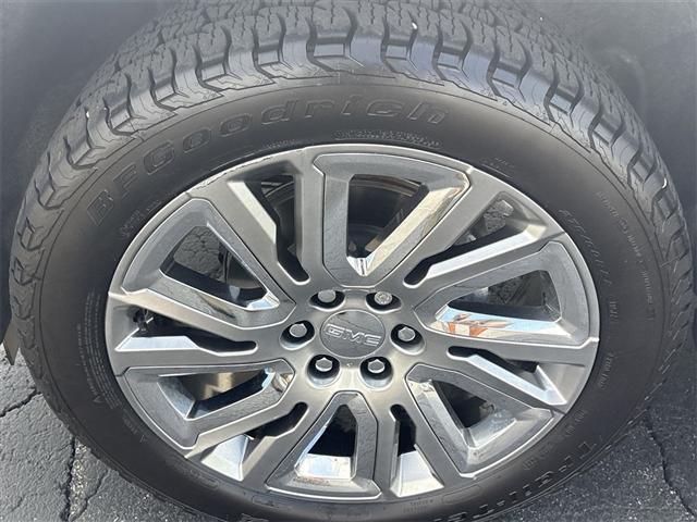 Photo of 2021 White Frost Tricoat GMC Yukon