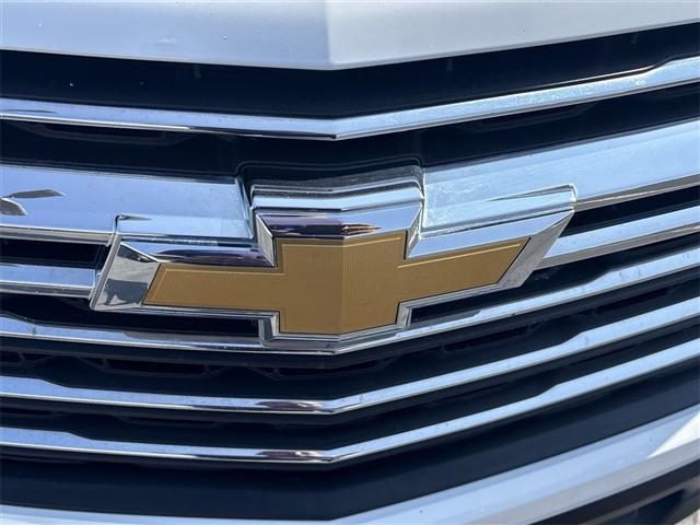 Photo of 2023 Summit White Chevrolet Traverse