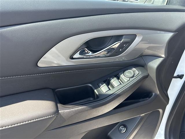 Photo of 2023 Summit White Chevrolet Traverse