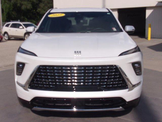 Photo of 2025 White Frost Tricoat Buick Enclave