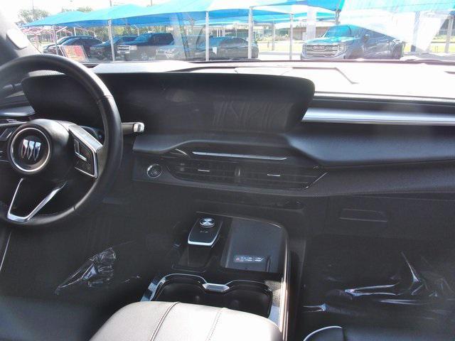 Photo of 2025 White Frost Tricoat Buick Enclave