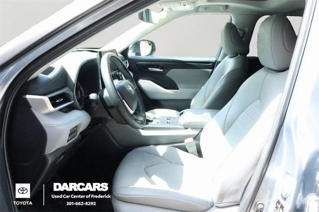 Photo of 2023 Moon Dust Toyota Highlander