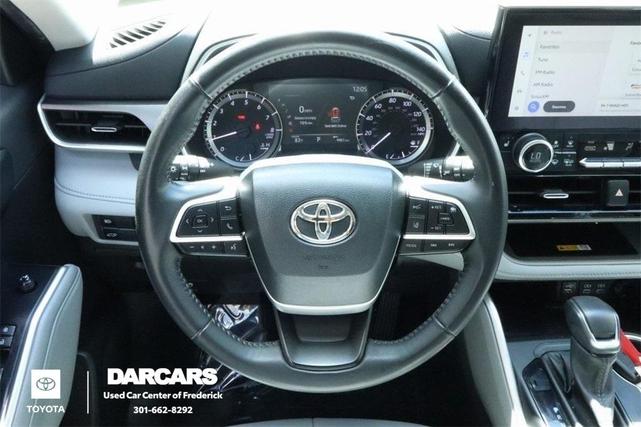 Photo of 2023 Moon Dust Toyota Highlander