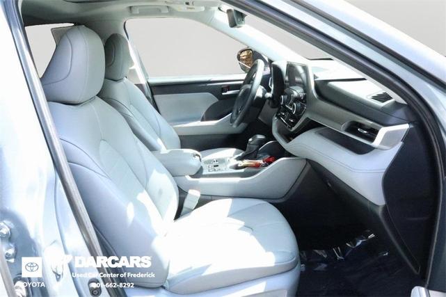 Photo of 2023 Moon Dust Toyota Highlander