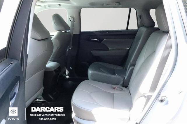 Photo of 2023 Moon Dust Toyota Highlander