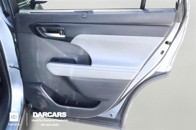 Photo of 2023 Moon Dust Toyota Highlander