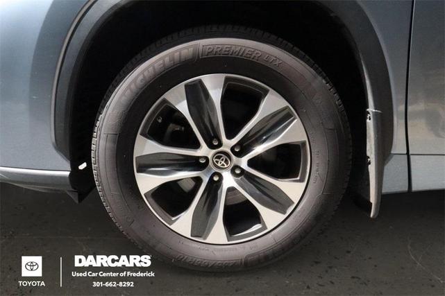 Photo of 2023 Moon Dust Toyota Highlander