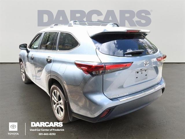 Photo of 2023 Moon Dust Toyota Highlander