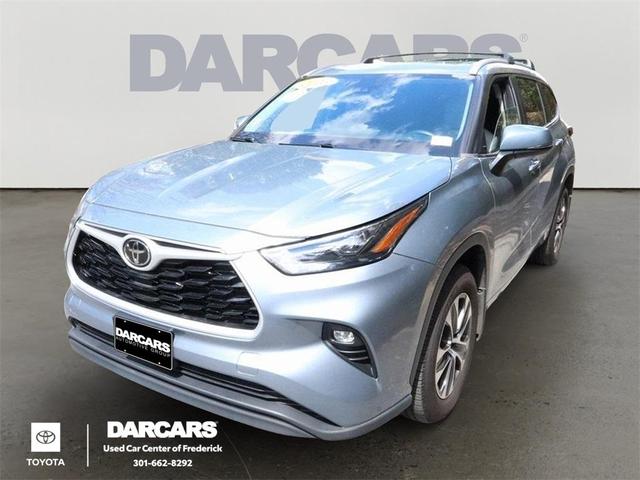 Photo of 2023 Moon Dust Toyota Highlander