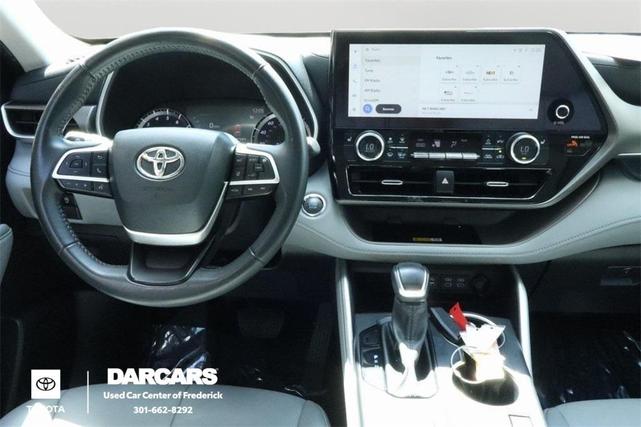 Photo of 2023 Moon Dust Toyota Highlander