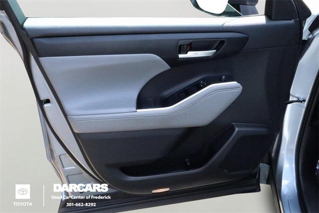 Photo of 2023 Moon Dust Toyota Highlander