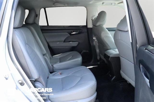 Photo of 2023 Moon Dust Toyota Highlander