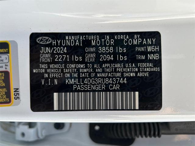 Photo of 2024 White Hyundai ELANTRA