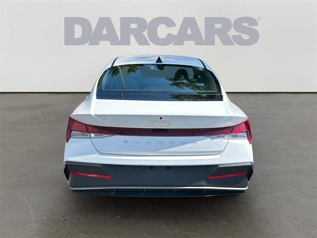 Photo of 2024 White Hyundai ELANTRA