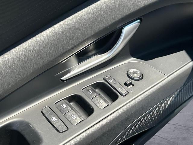 Photo of 2024 White Hyundai ELANTRA