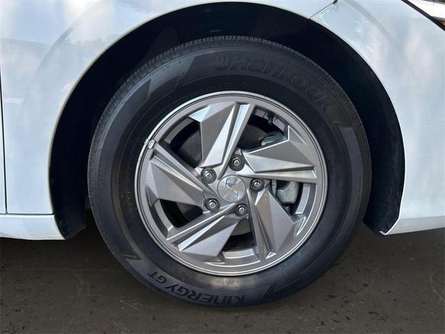 Photo of 2024 White Hyundai ELANTRA