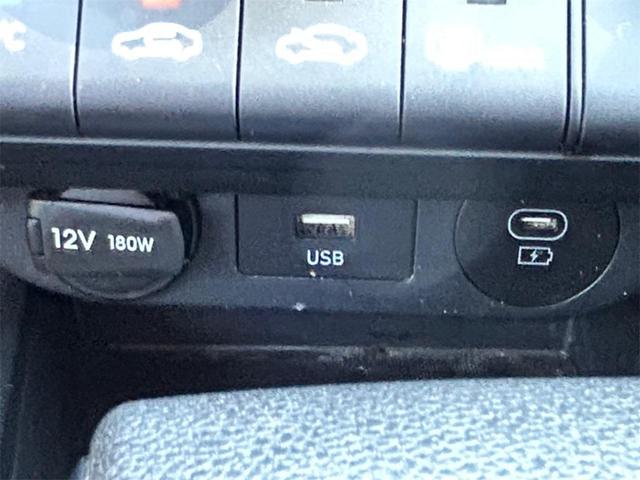 Photo of 2024 White Hyundai ELANTRA