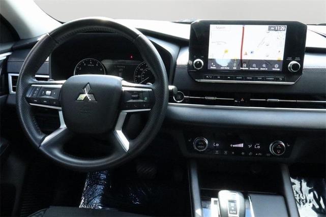 Photo of 2023 Labrador Black Pearl Mitsubishi Outlander