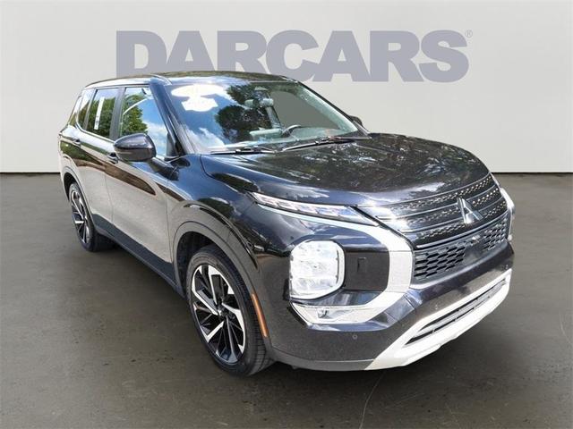 Photo of 2023 Labrador Black Pearl Mitsubishi Outlander