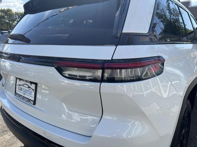 Photo of 2024 Bright White Clearcoat Jeep Grand Cherokee
