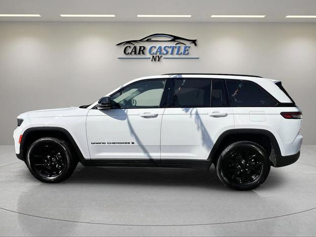 Photo of 2024 Bright White Clearcoat Jeep Grand Cherokee