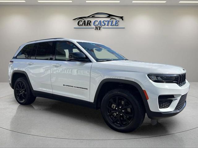 Photo of 2024 Bright White Clearcoat Jeep Grand Cherokee