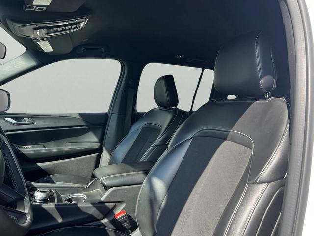 Photo of 2024 Bright White Clearcoat Jeep Grand Cherokee