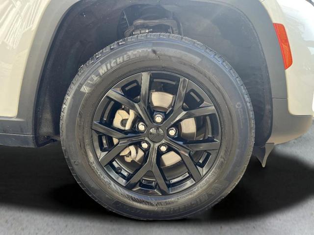 Photo of 2024 Bright White Clearcoat Jeep Grand Cherokee