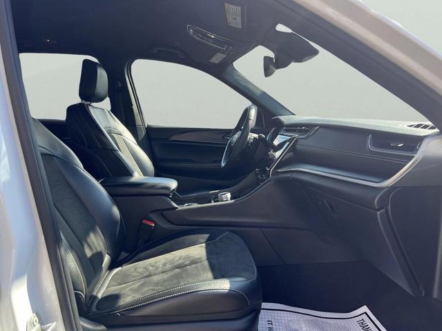 Photo of 2024 Bright White Clearcoat Jeep Grand Cherokee