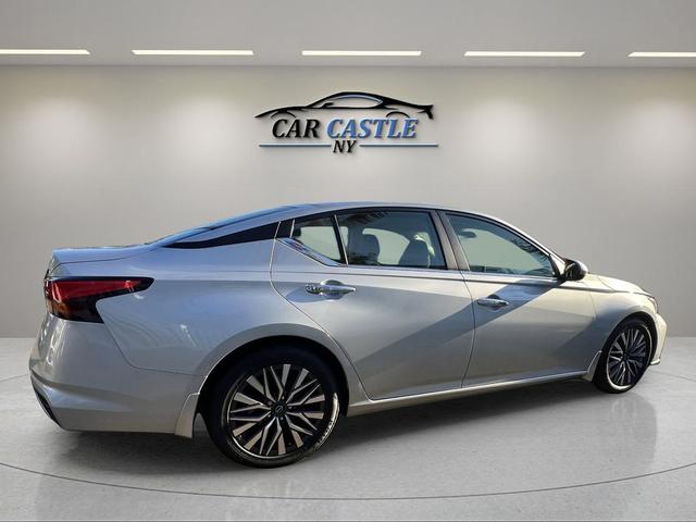 Photo of 2023 Brilliant Silver Metallic Nissan Altima