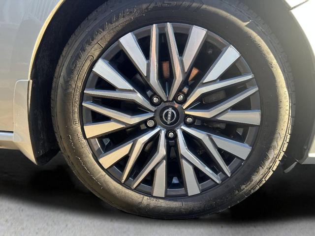 Photo of 2023 Brilliant Silver Metallic Nissan Altima