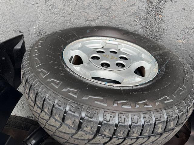 Photo of 2003 Silver Chevrolet Avalanche