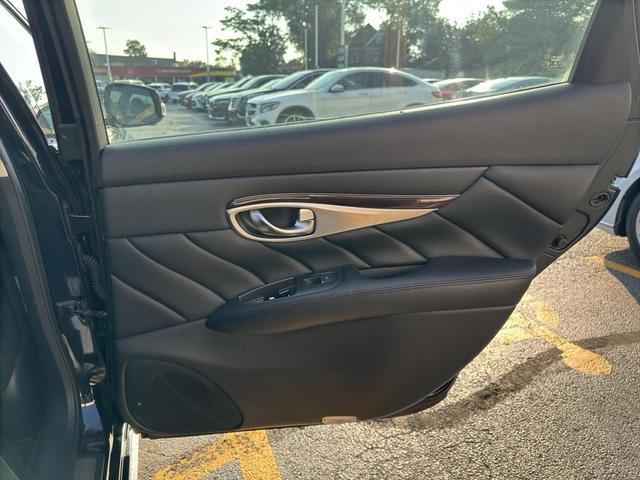Photo of 2016 Black Obsidian INFINITI Q70L
