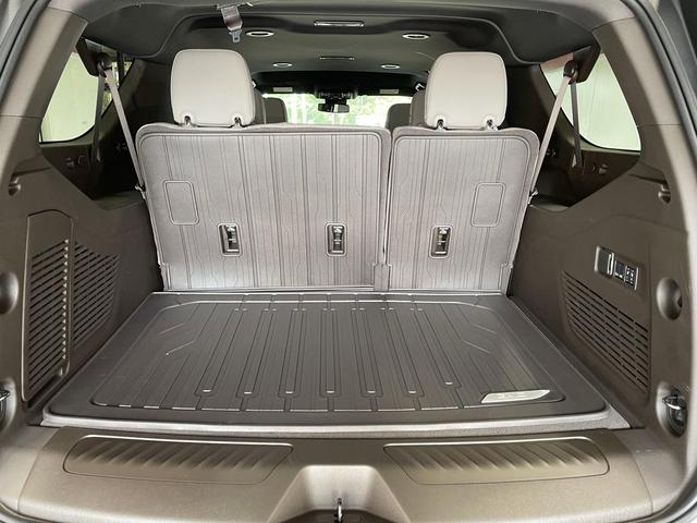 Photo of 2025 Summit White GMC Yukon XL