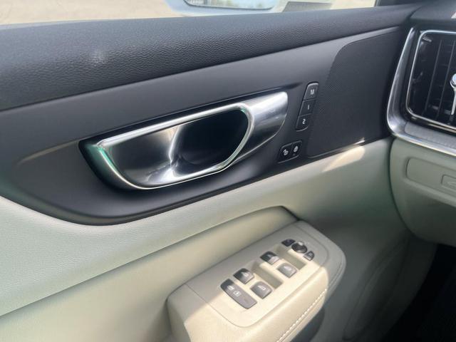 Photo of 2025 Crystal White Volvo V60 Cross Country