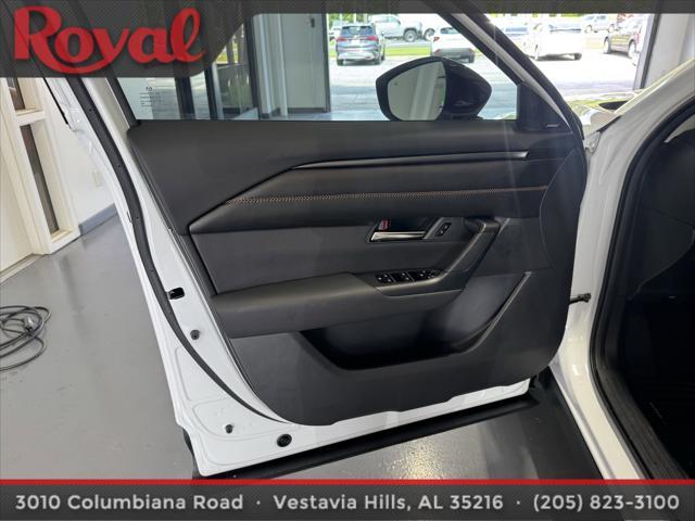 Photo of 2025 wind chill pearl Mazda CX-50