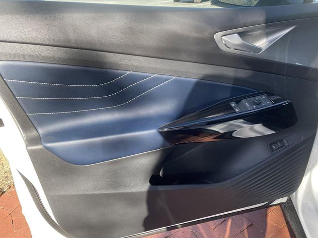 Photo of 2025 Opal White w/Black Roof Volkswagen ID.4