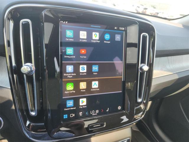 Photo of 2024 Crystal White Volvo XC40