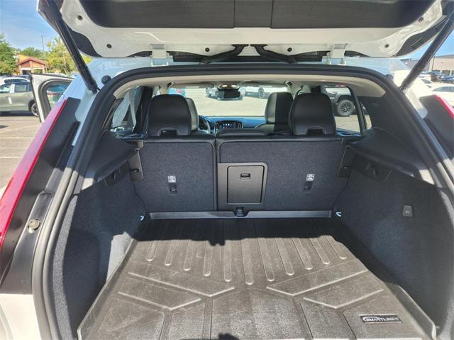 Photo of 2024 Crystal White Volvo XC40