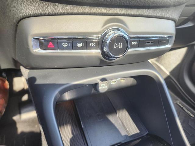 Photo of 2024 Crystal White Volvo XC40
