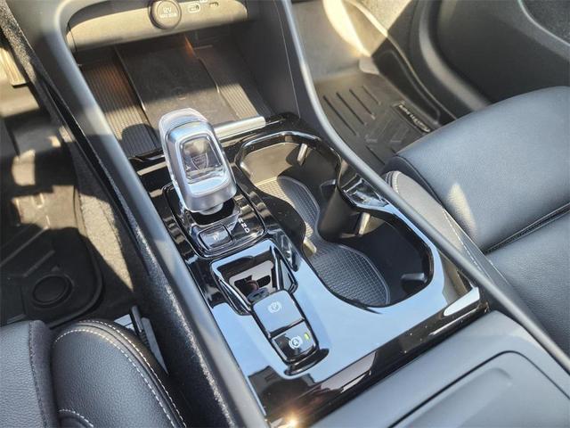 Photo of 2024 Crystal White Volvo XC40