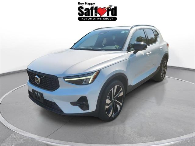 Photo of 2024 Crystal White Volvo XC40