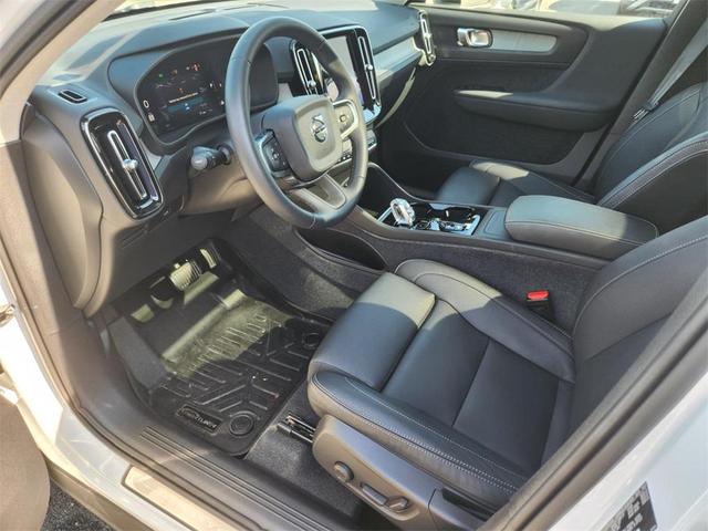 Photo of 2024 Crystal White Volvo XC40