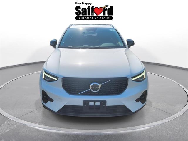 Photo of 2024 Crystal White Volvo XC40
