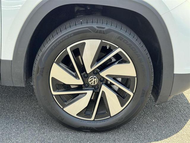 Photo of 2025 Pure White Volkswagen Atlas