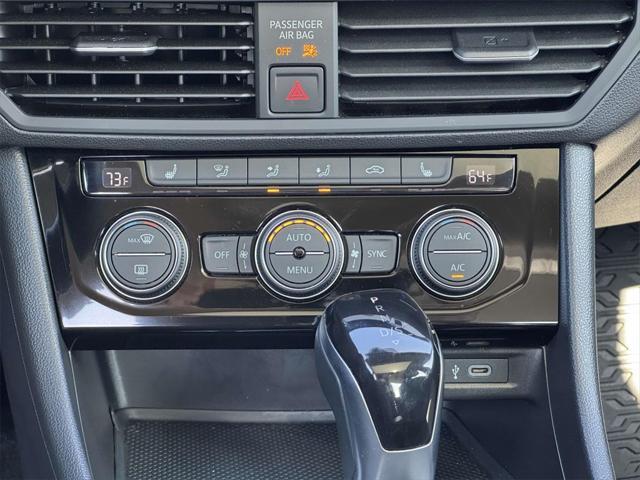 Photo of 2024 Platinum Gray Metallic Volkswagen Jetta
